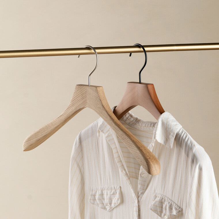 Træbøjle i valnødfarve