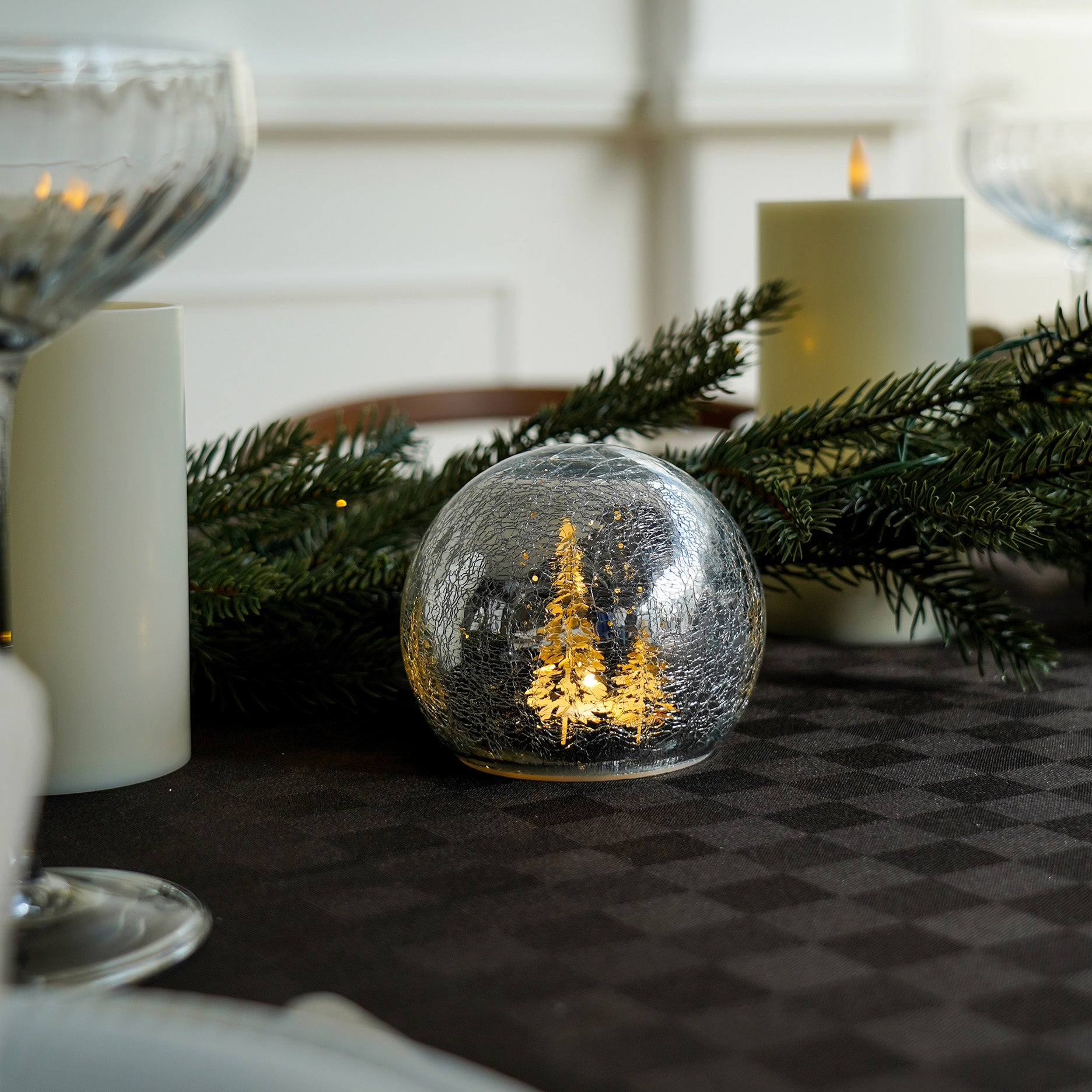Glaskugle med julemotiv og lys - sæt