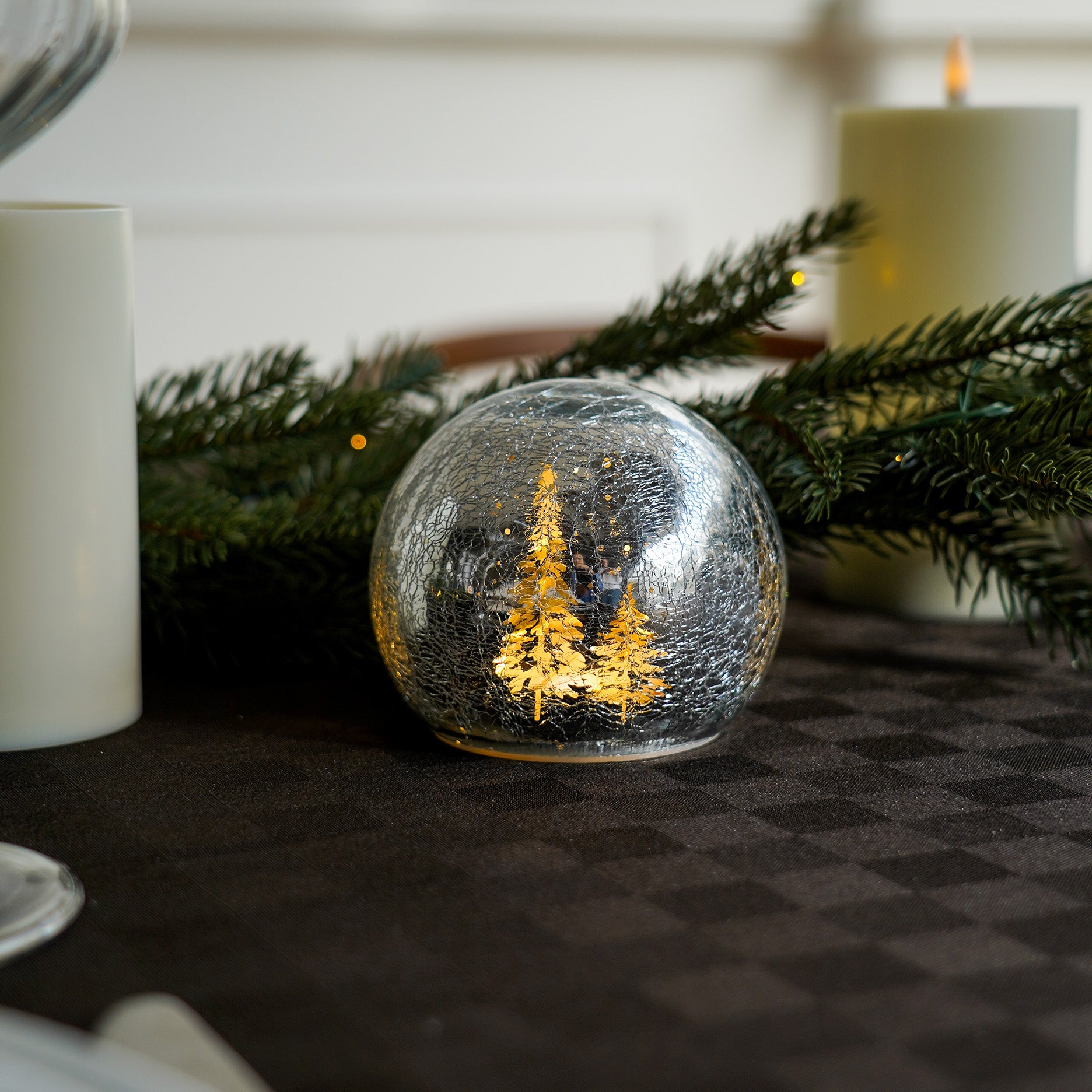 Glaskugle med julemotiv og lys - sæt