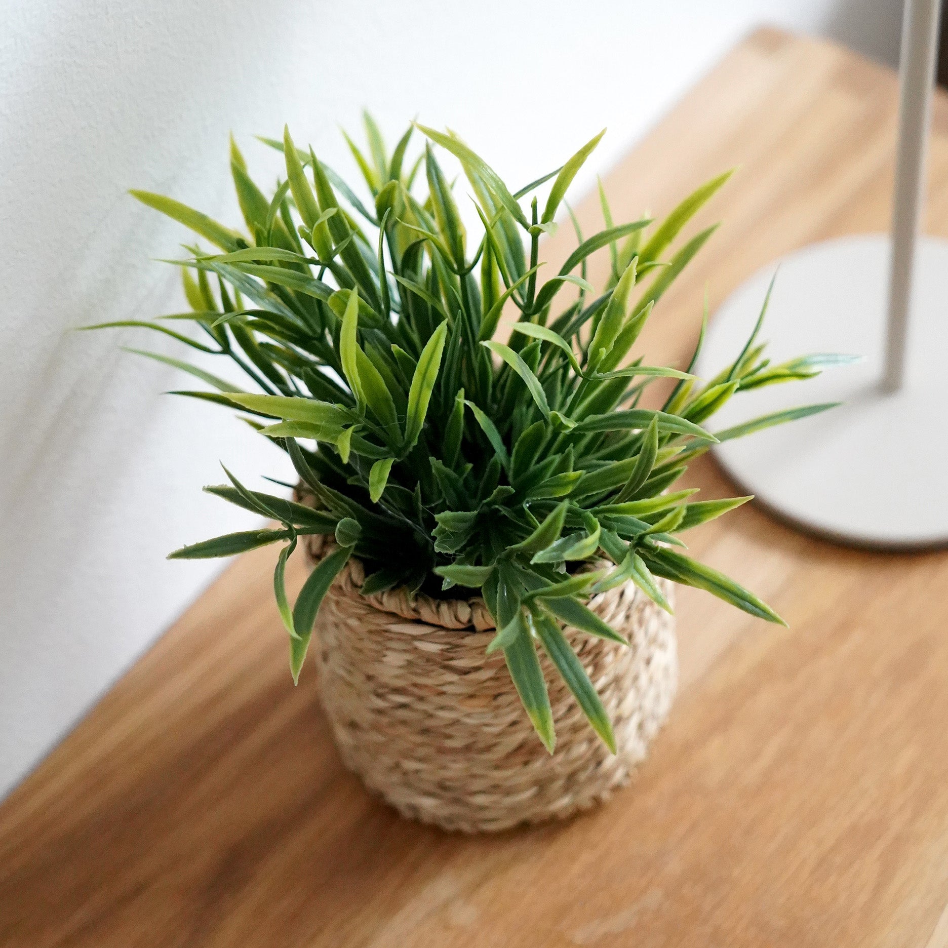 Kunstplante i flettet potte III