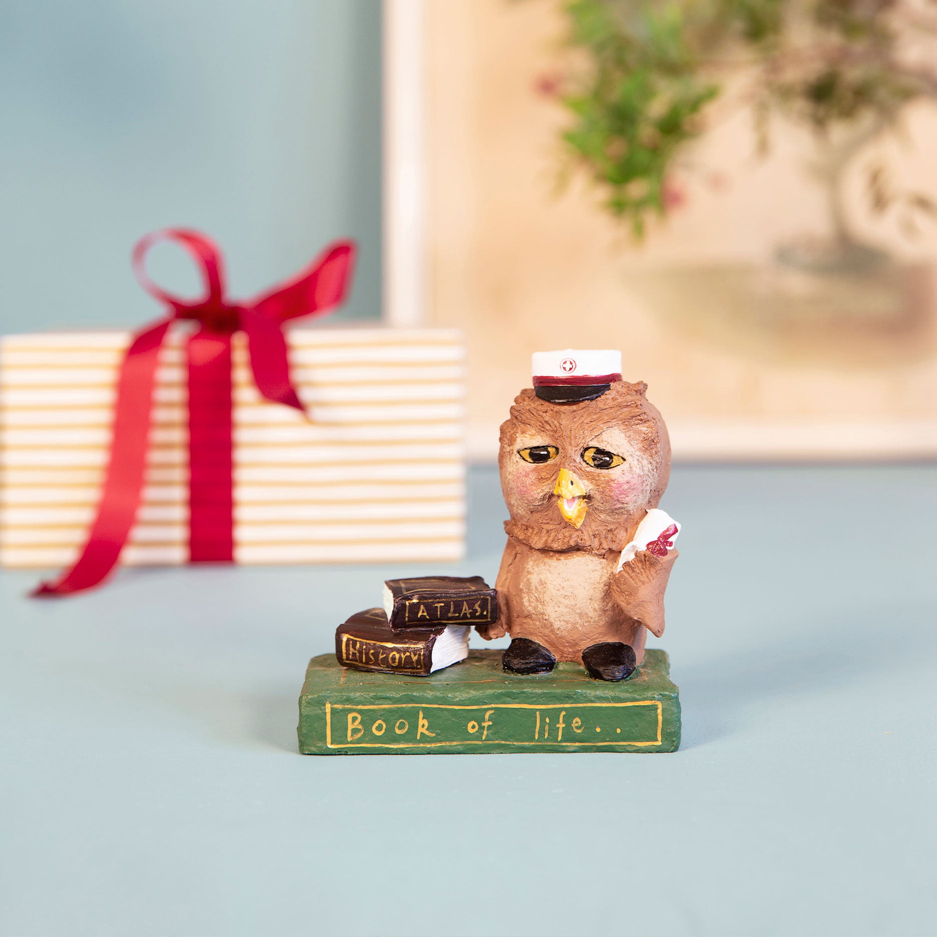 Figur Studenterugle Holger rød