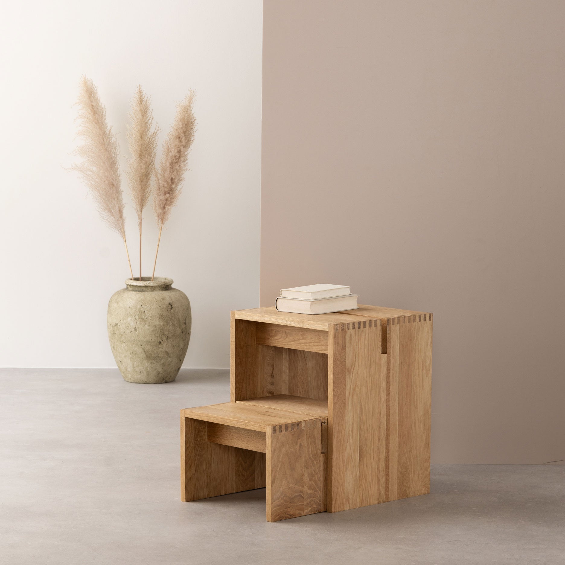 Rei sidebord/trappestige