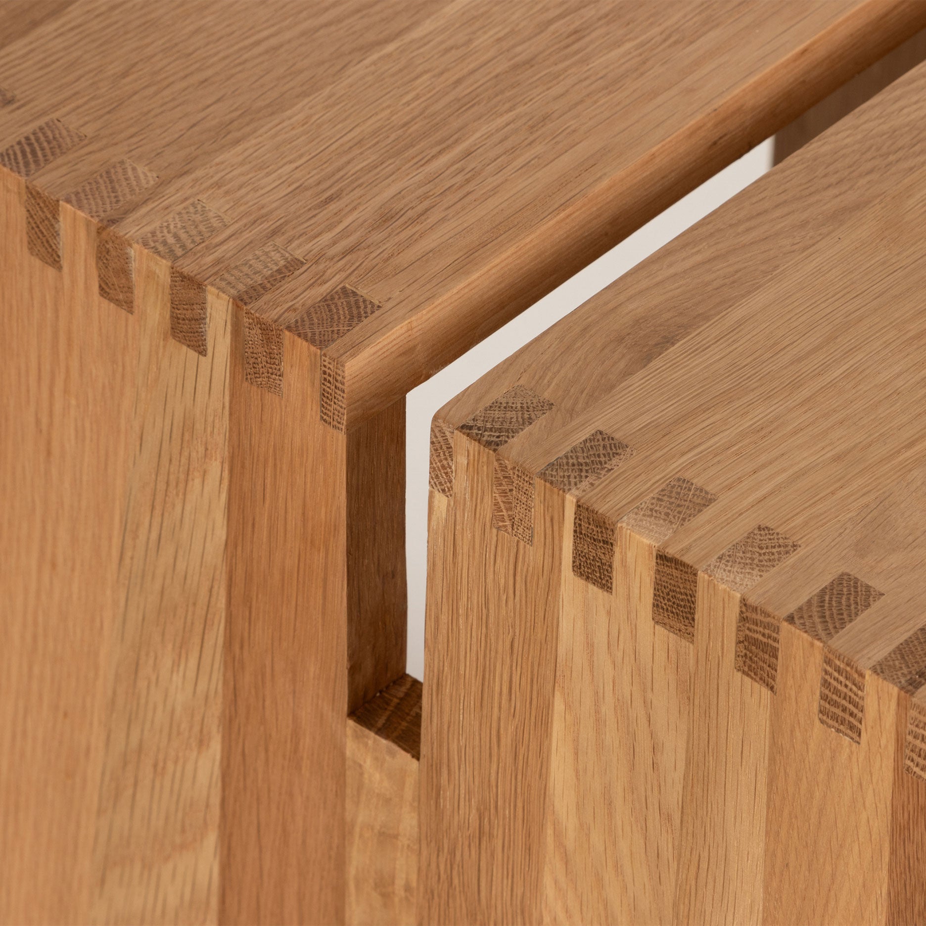 Rei sidebord/trappestige