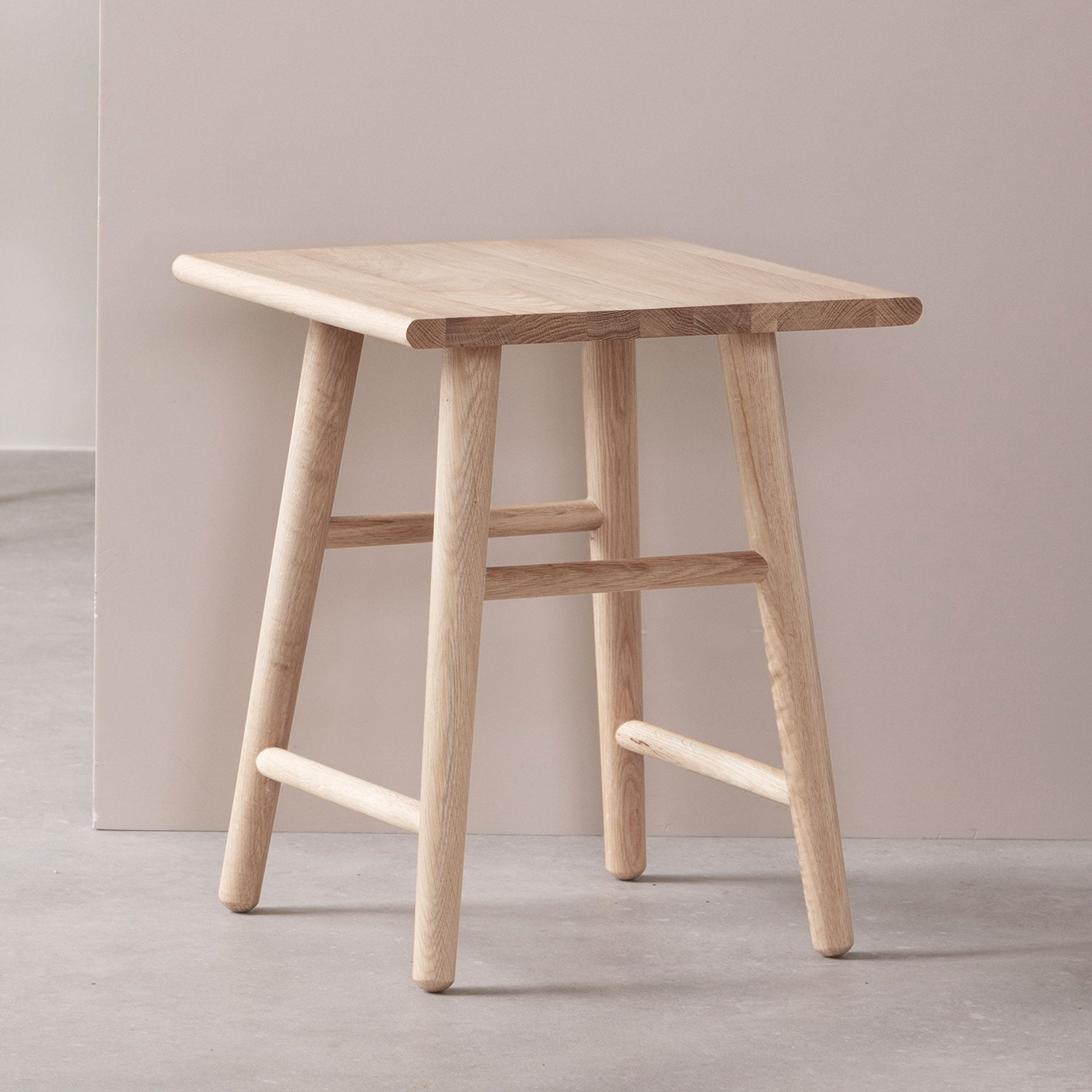 Wood II taburet hvidpigmenteret FSC certificeret egetræ