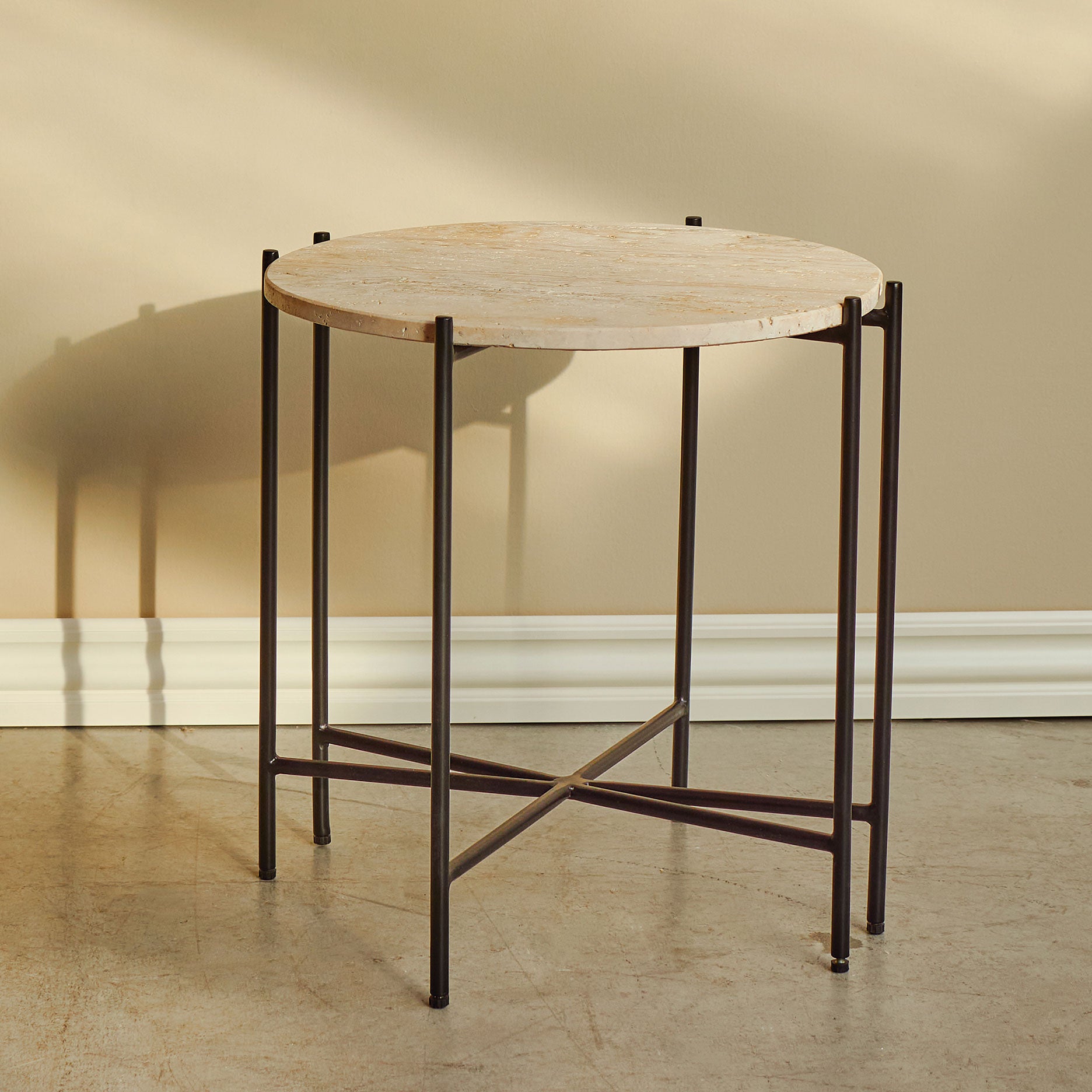 Viola IIII sofabord i travertine Ø45 cm