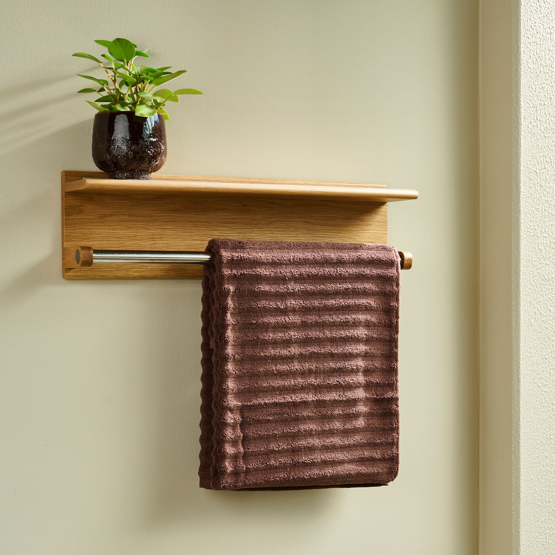 Wood II håndklædeholder i FSC certificeret egetræ, L60 cm