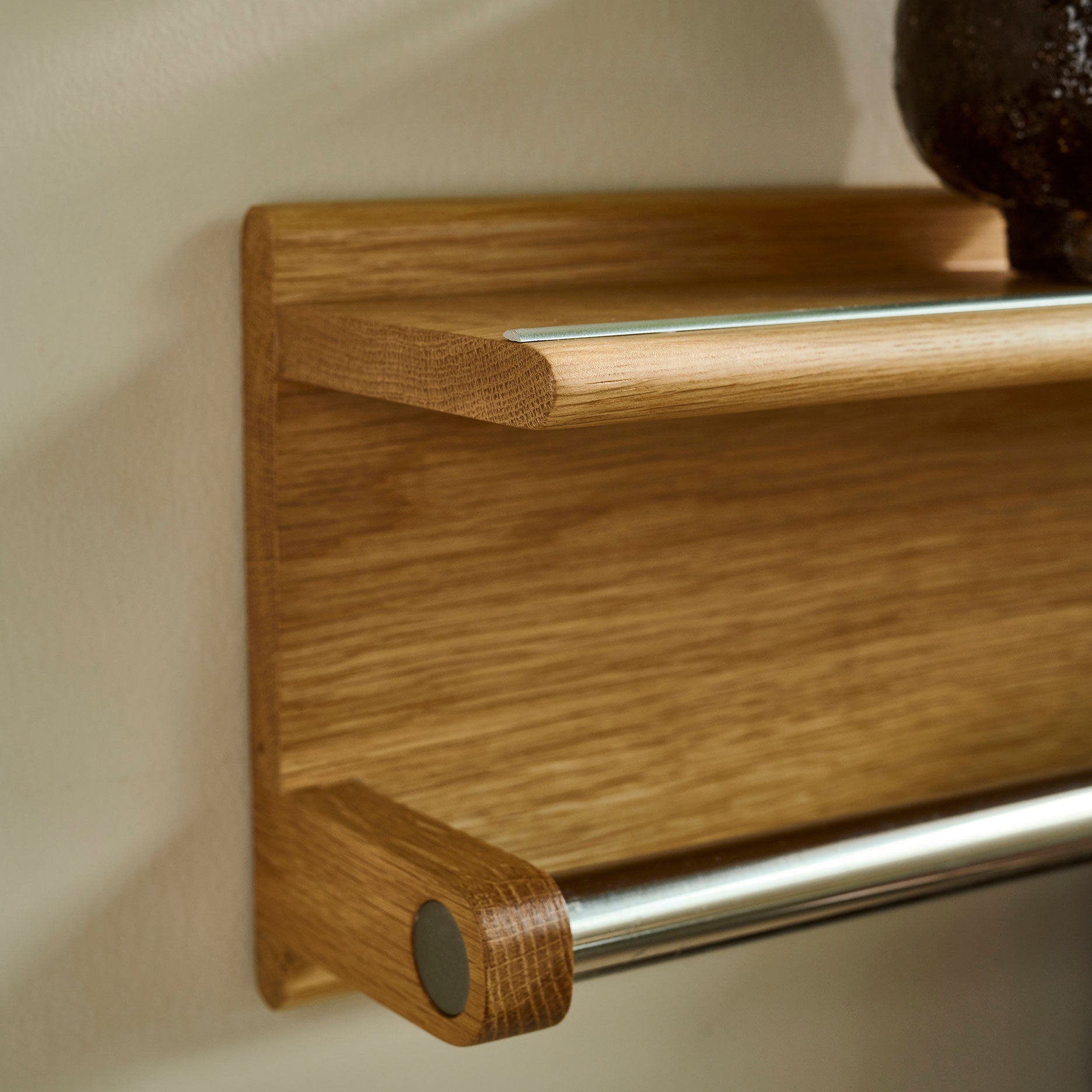 Wood II håndklædeholder i FSC certificeret egetræ, L60 cm