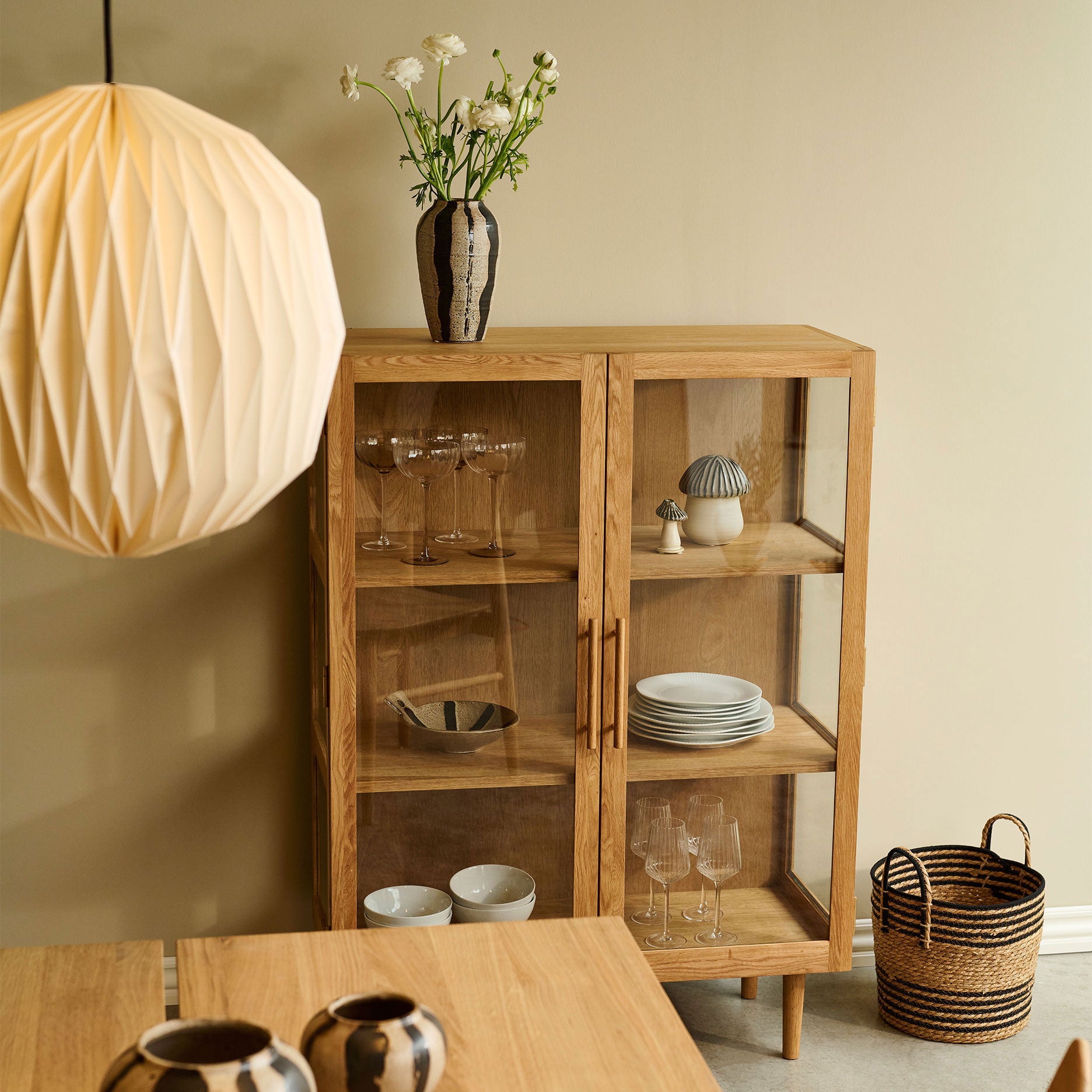 Akeru II vitrineskab, Egetræ 90x126 cm