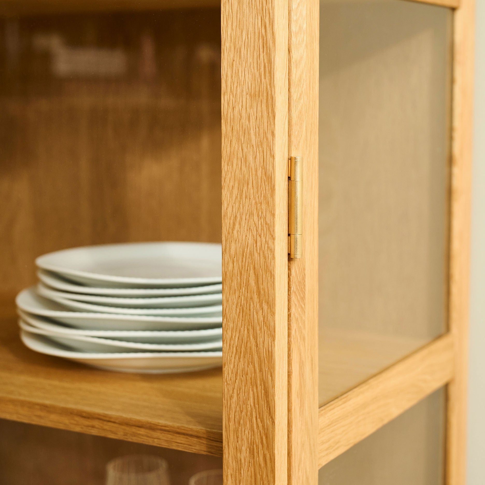 Akeru II vitrineskab, Egetræ 90x126 cm