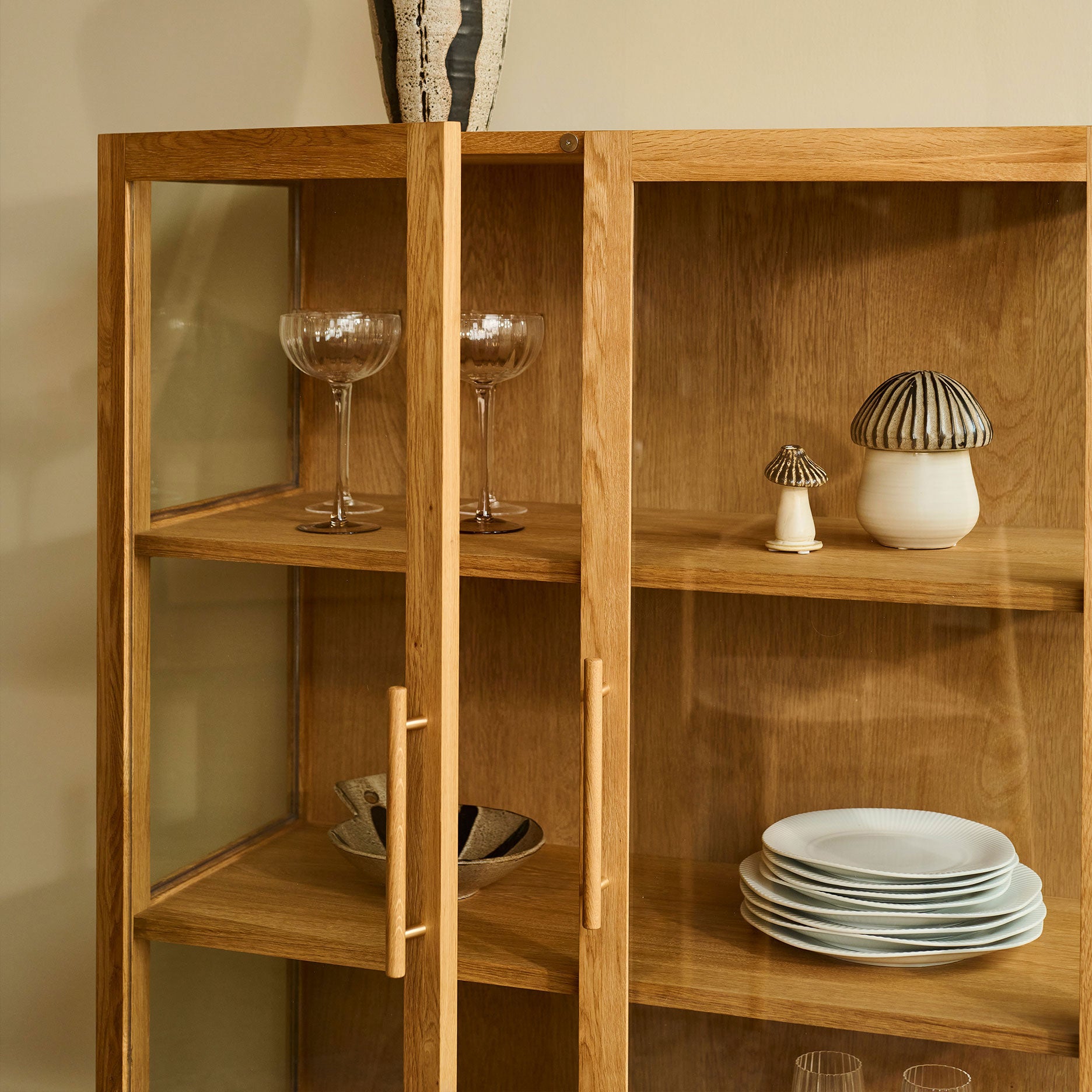 Akeru II vitrineskab, Egetræ 90x126 cm