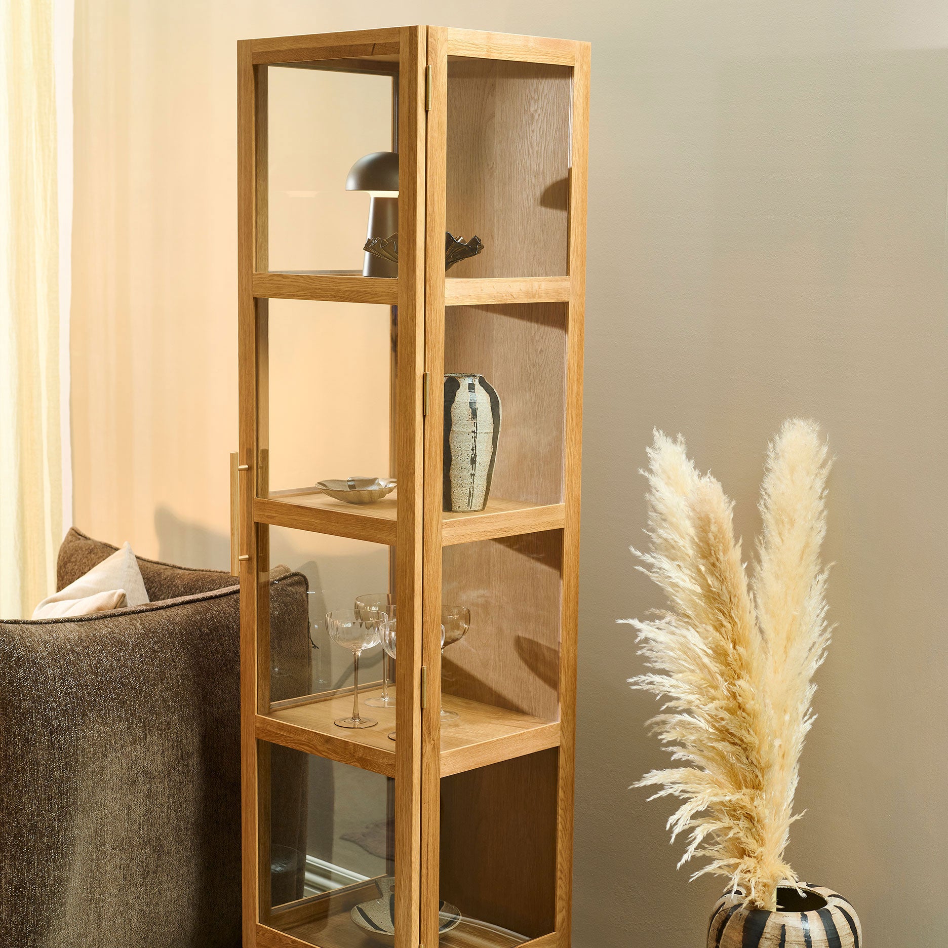 Akeru II vitrineskab, Egetræ 45x180 cm