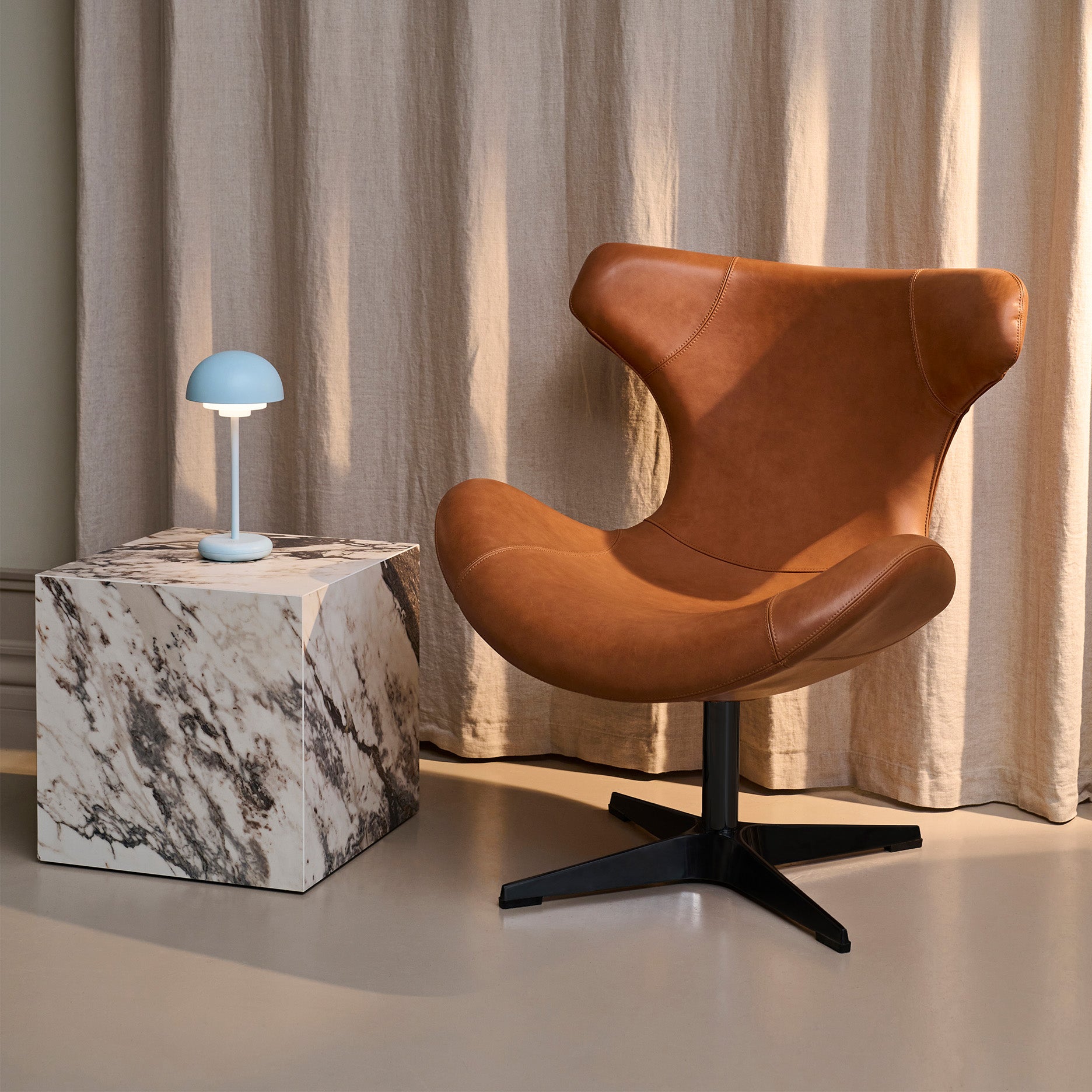 Kato loungestol læder m. sort drejesokkel