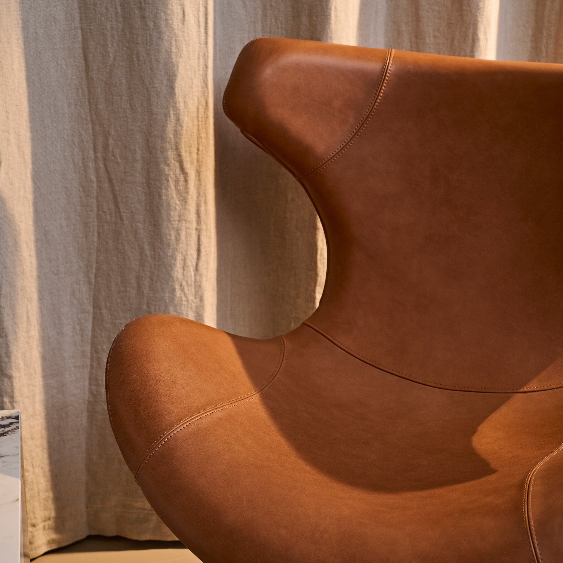 Kato loungestol læder m. sort drejesokkel