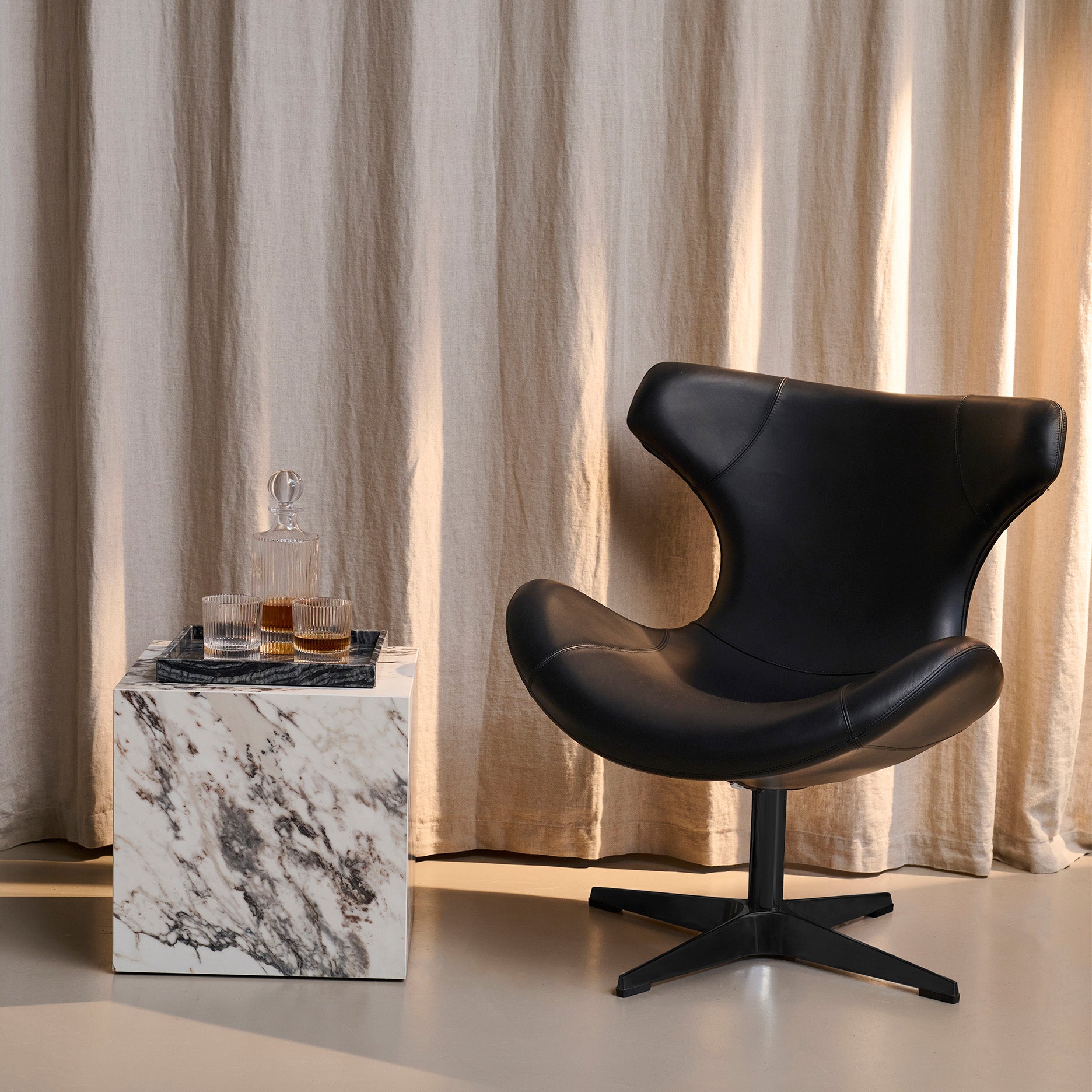 Kato loungestol læder m. sort drejesokkel