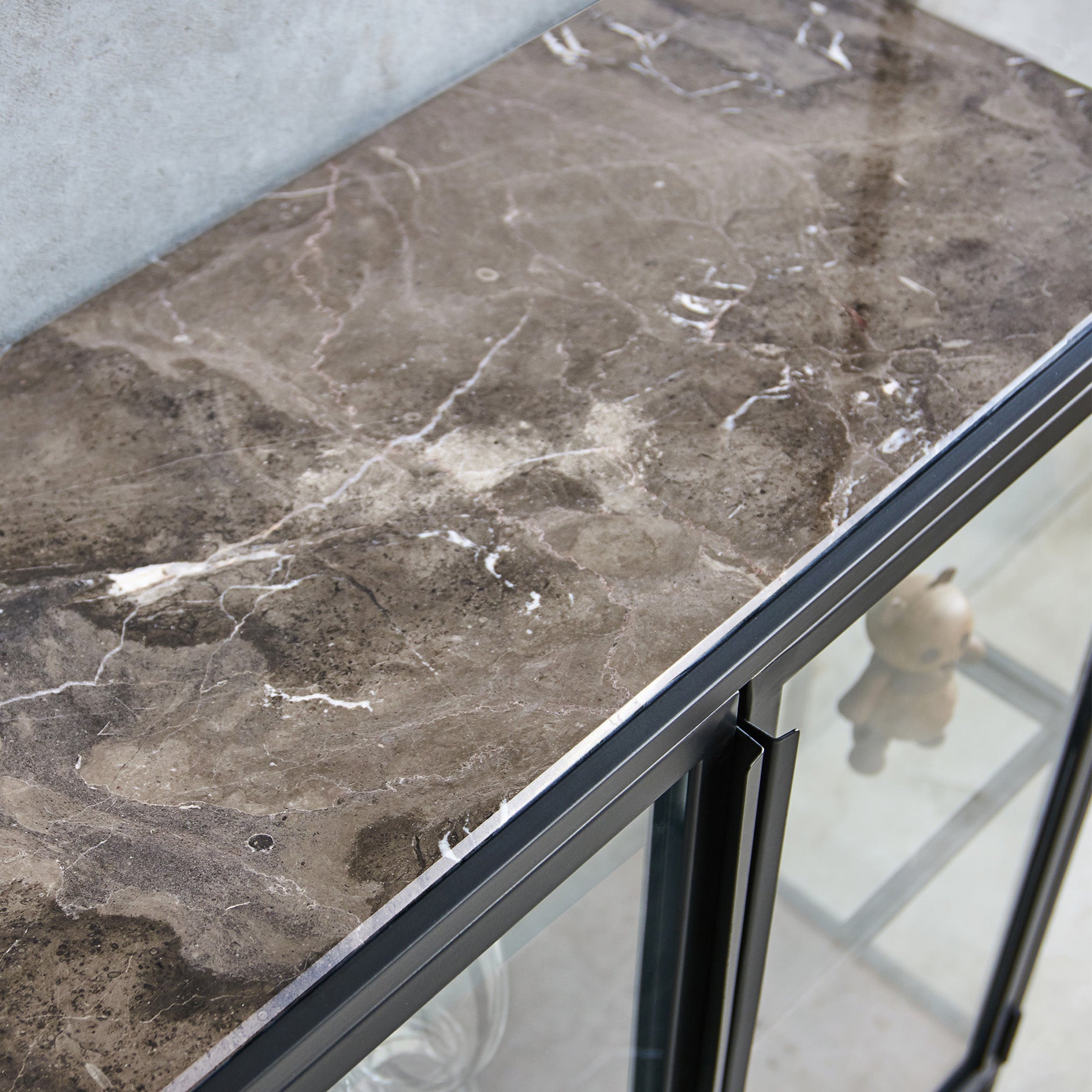 Mason II vitrineskab - sort metal