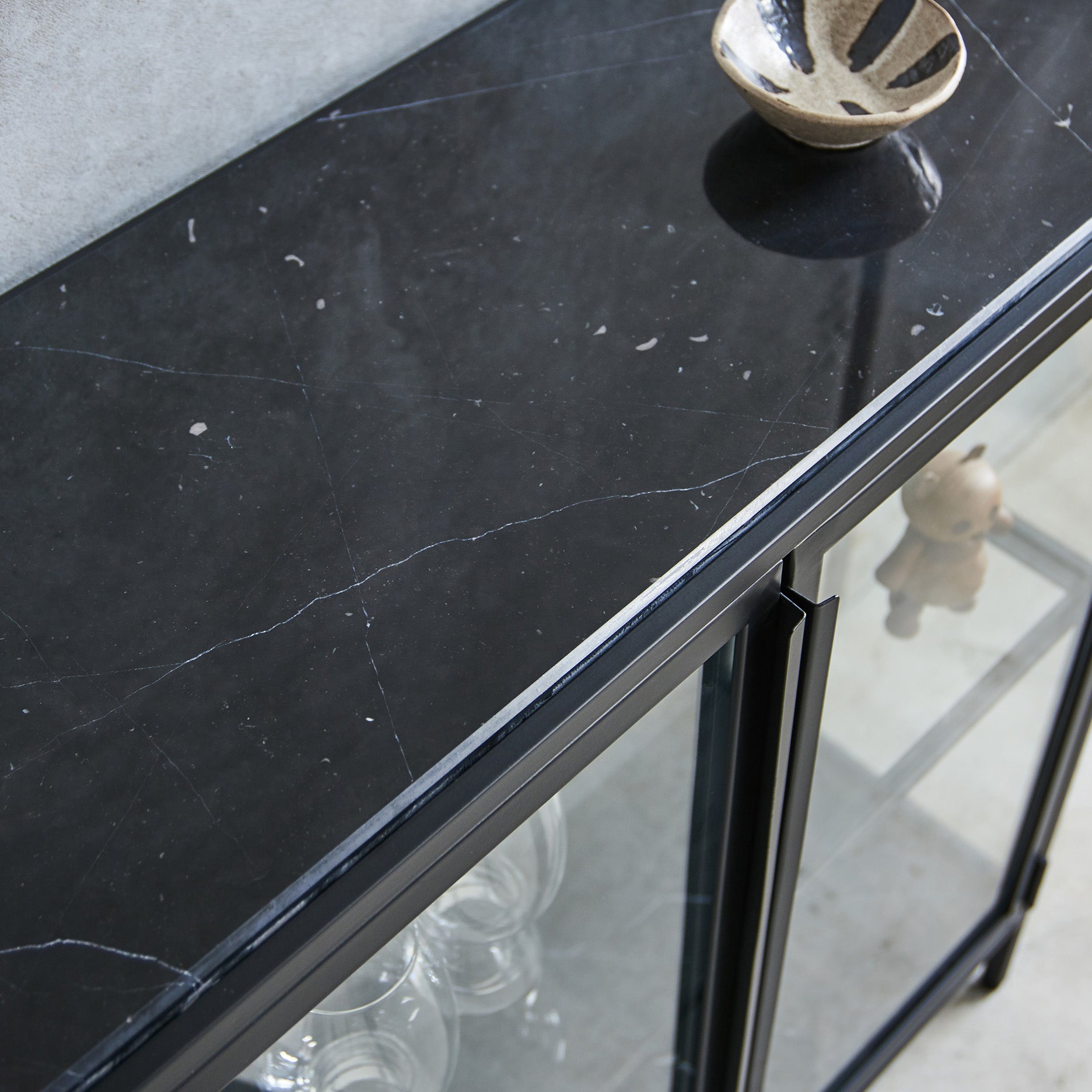 Mason II vitrineskab - sort metal