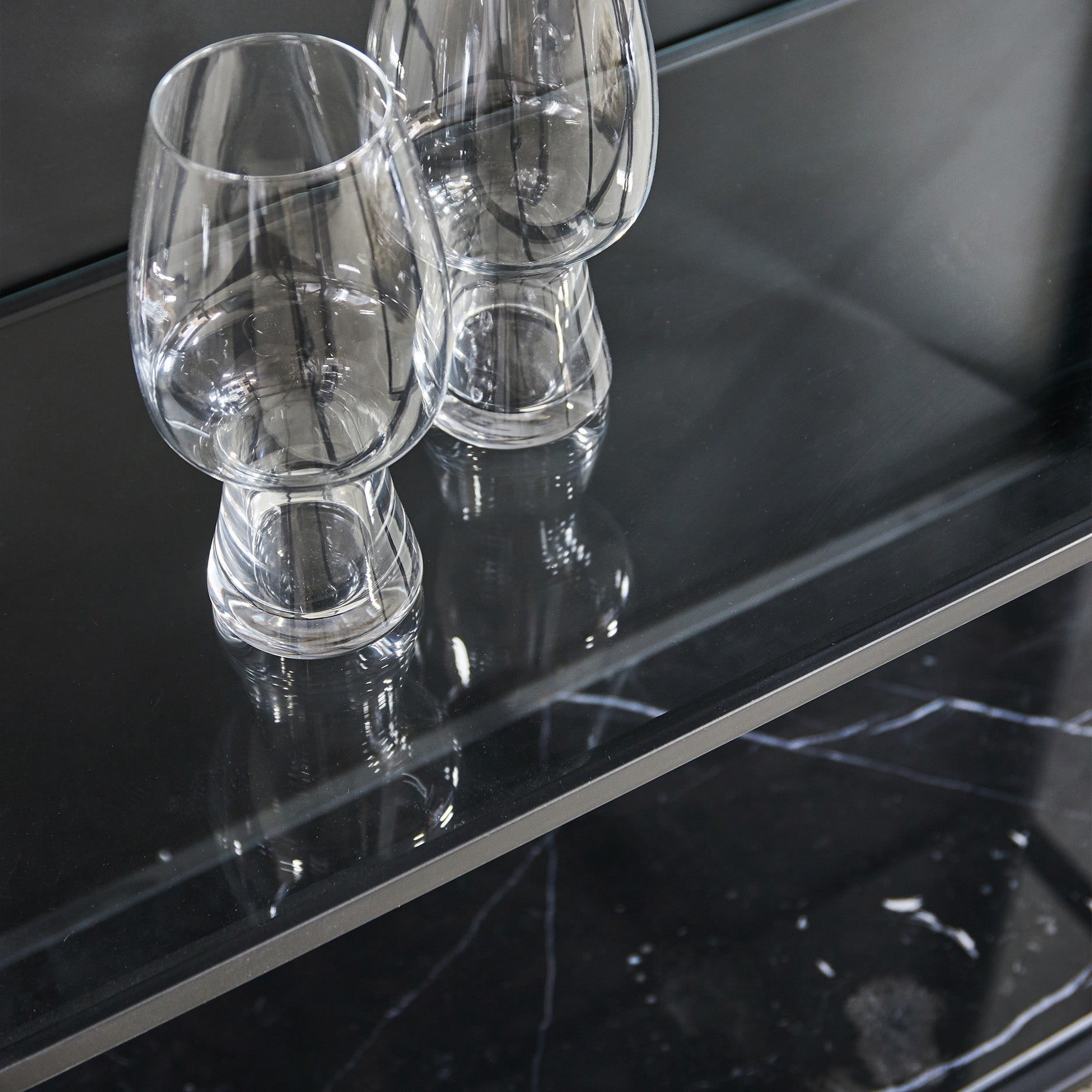 Mason II vitrineskab - sort metal