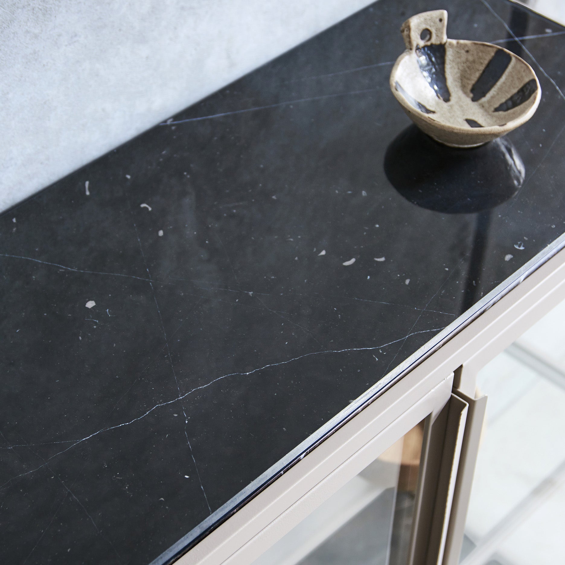 Mason II vitrineskab - lysebrun metal