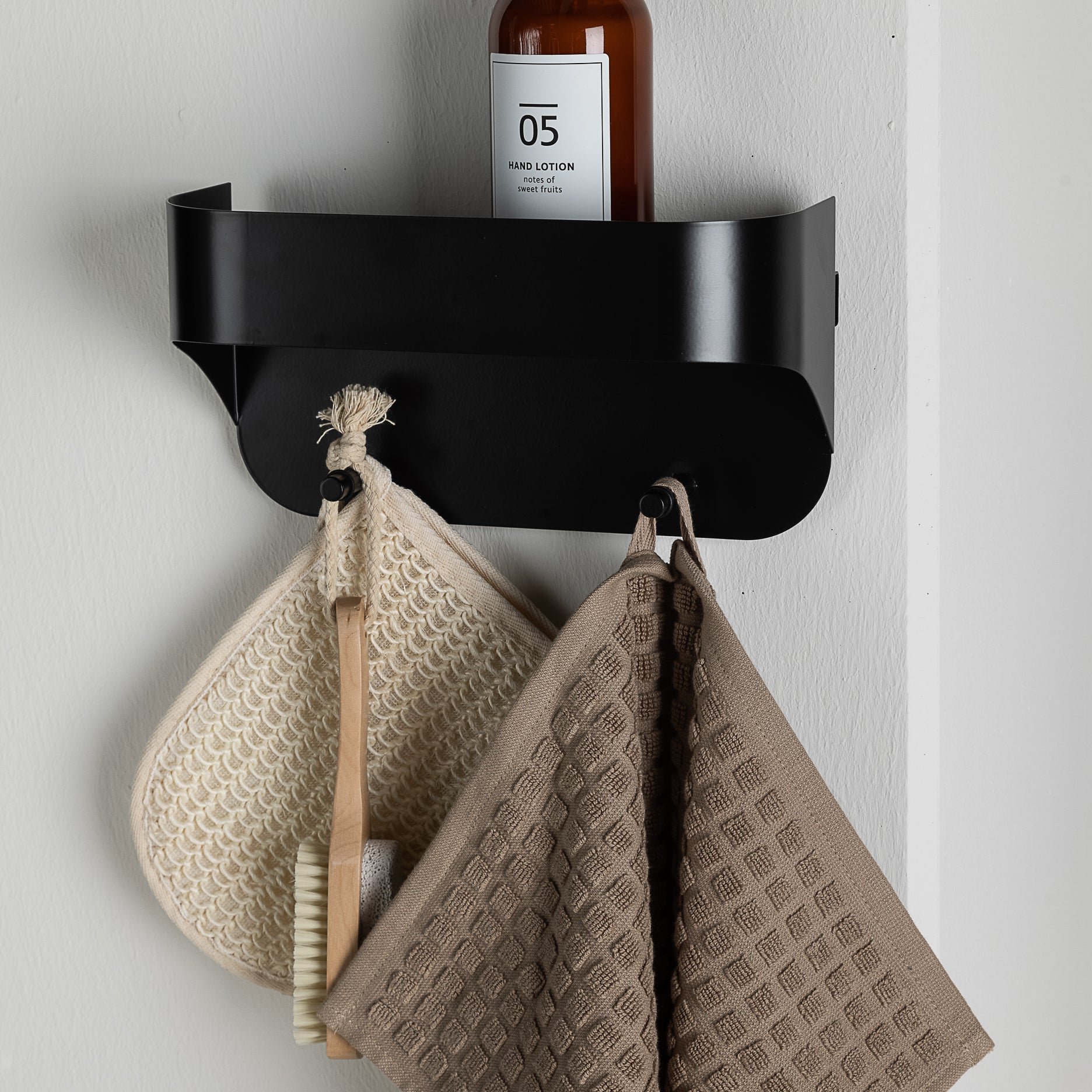 Neat opbevaringshylde m. knage