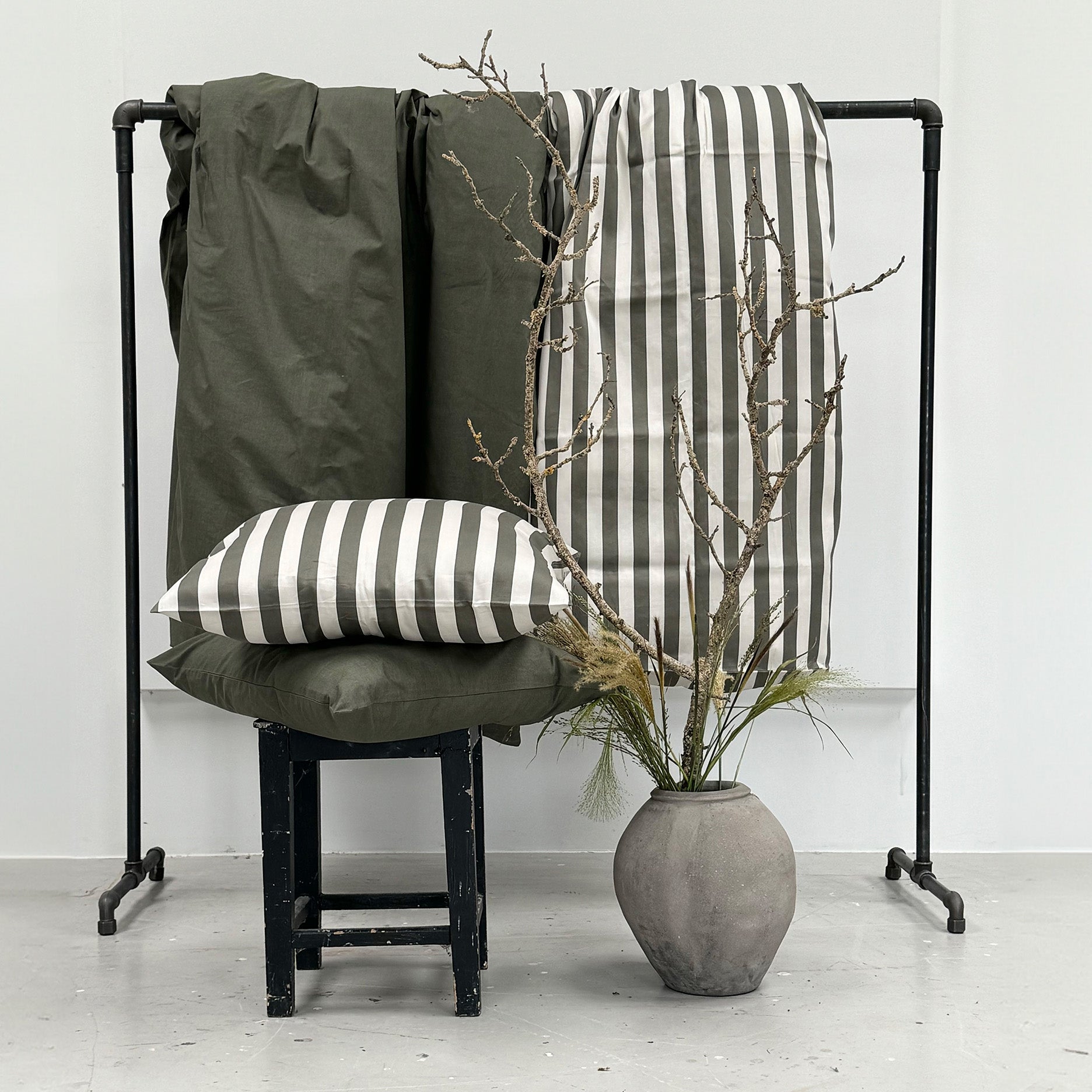 Blok strib sengetøj 140x220 cm oliven/sand