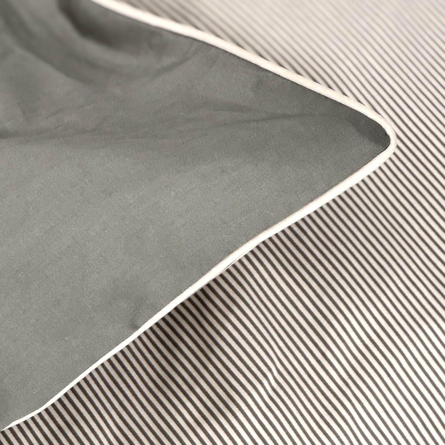 Pin stripe M/piping sengetøj 140x220 cm olive/sand