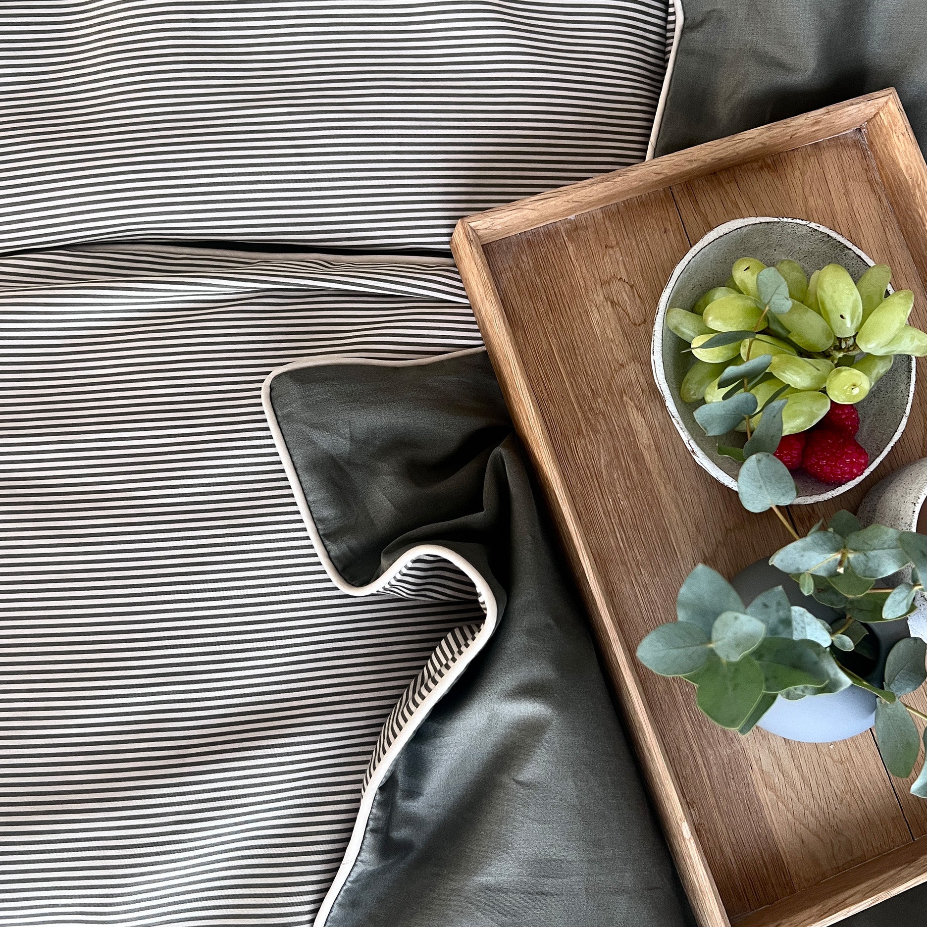 Pin stripe M/piping sengetøj 140x220 cm olive/sand