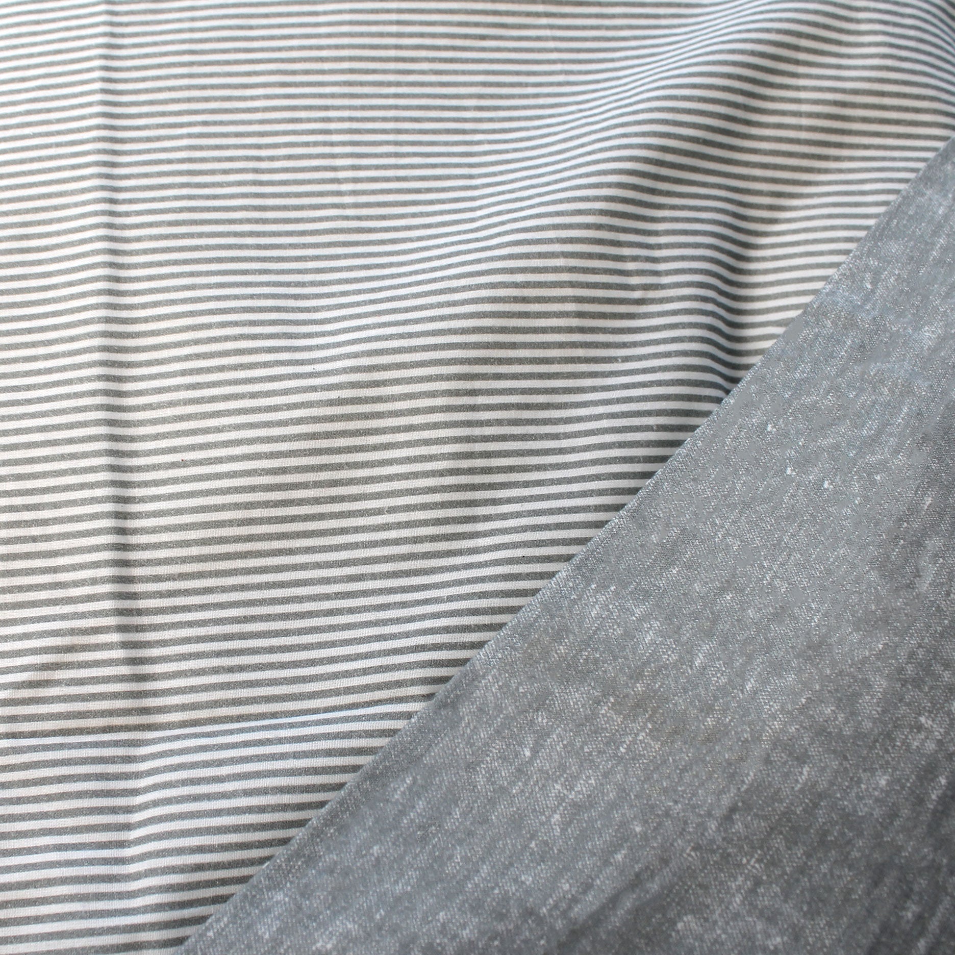 Mini strib sengetøj 140x220 cm lys grå