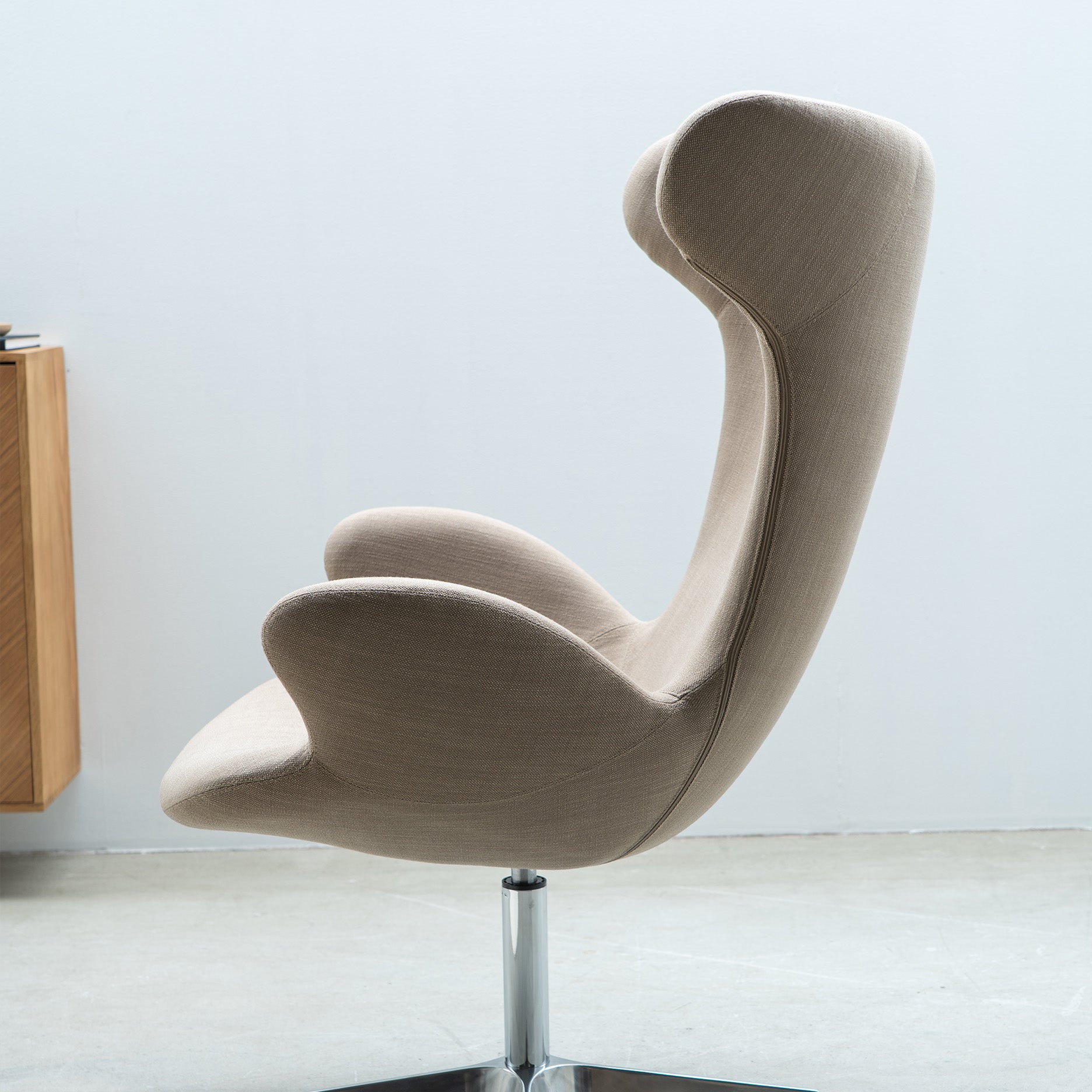 Victor loungestol stof  m. chromedrejesokkel